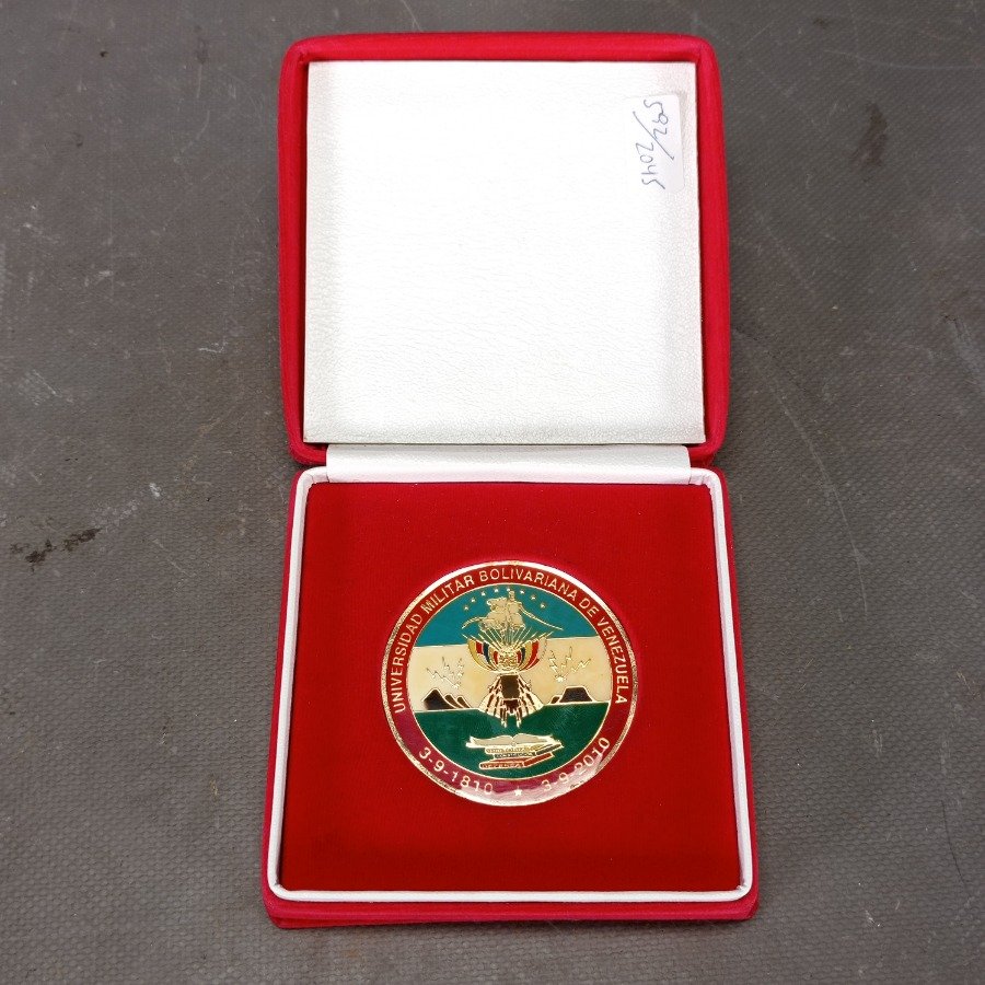 Lote siguiente: Medalla con su estuche y descripción de la Universidad Militar Bolivariana