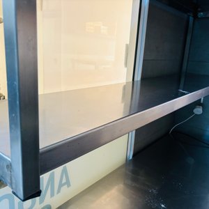 Lote #031 – Estante de acero inoxidable de alto calibre con tres estantes marca Abylu, se amura al techo, tres estantes. Con dos comanderas – 180x42x178cm - imagen 4
