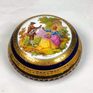 Alhajero de Porcelana Limoges Azul Cobalto con Dorado y Escena Romántica - imagen 3
