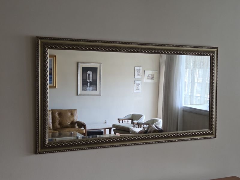 Lote anterior: Espejo moderno con marco dorado y reflejo de la habitación
