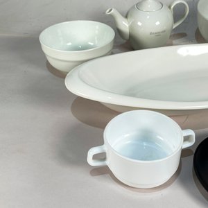Set de Vajilla Blanca y Negra: Tetera, Fuente Oval, Potes, Tazas y Plato - imagen 3