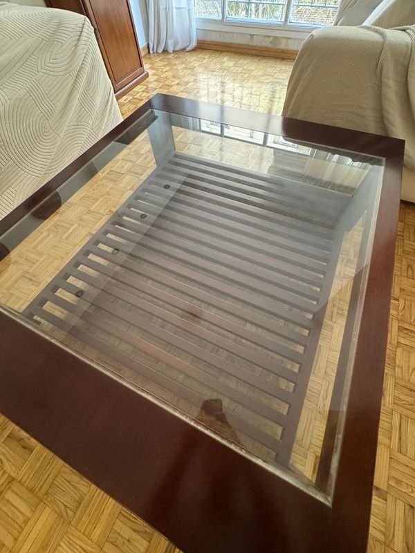 Mesa ratona en madera con tapa de vidrio y estante envarillado - imagen 5