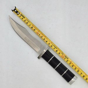 Cuchillo de caza con vaina y detalles en madera - imagen 5