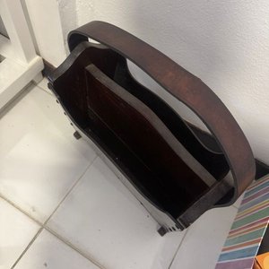 Revistero de Cuero y Madera Oscura - imagen 2