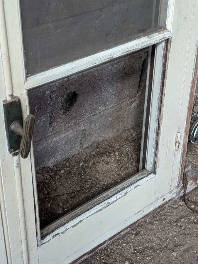 Ventana antigua con marco de madera y soporte para persiana - imagen 6