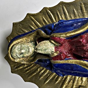 Figura Religiosa Virgen de Guadalupe Pintada, Base Dorada - imagen 3