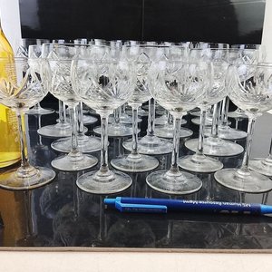 L 094 - Conjunto de copas de licor y de vino de vidrio tallado con diferentes motivos, ideales para vestir una mesa importante (Buen Estado) - imagen 9