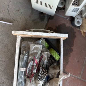 Lote siguiente: Caja con Rayos para Bicicleta y Accesorios