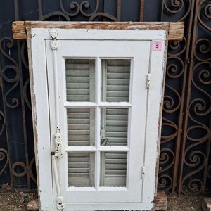 Lote siguiente: Ventana Colonial de Cedro con Celosías y Marco de Pinotea