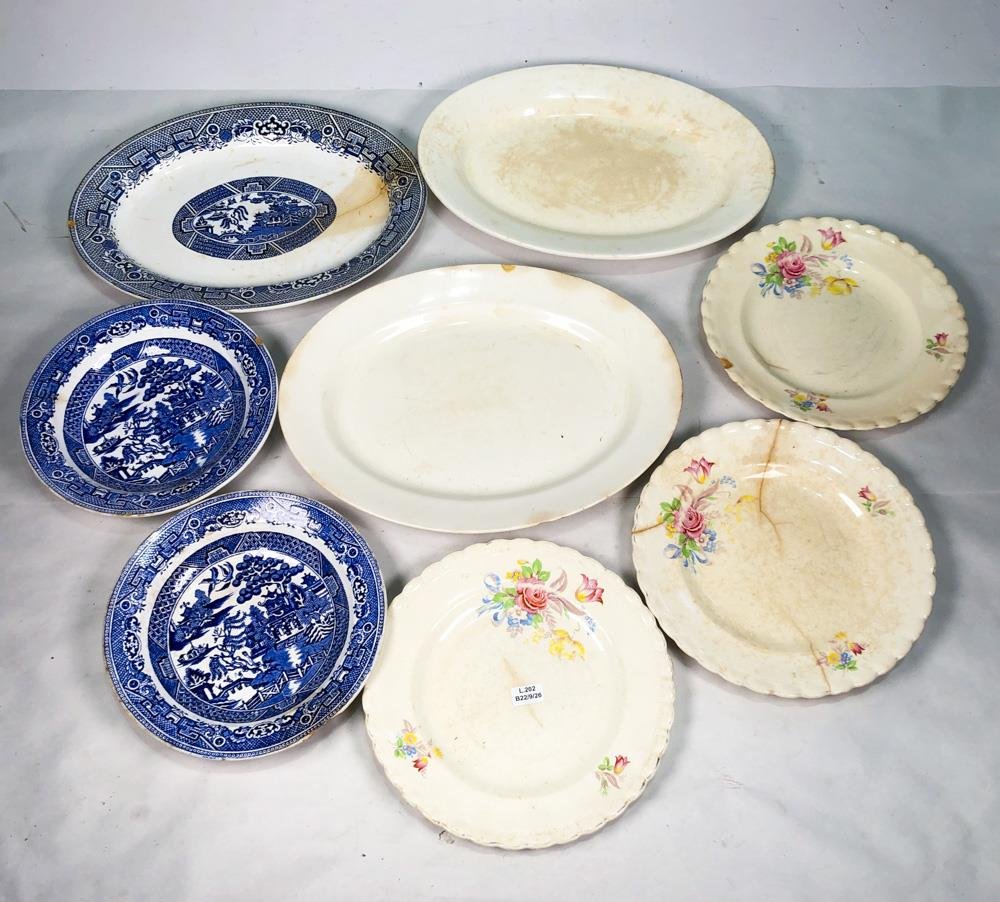 Conjunto de 8 Piezas de Porcelana Inglesa: Fuentes Ovales y Platos con Diseños Florales y Willow