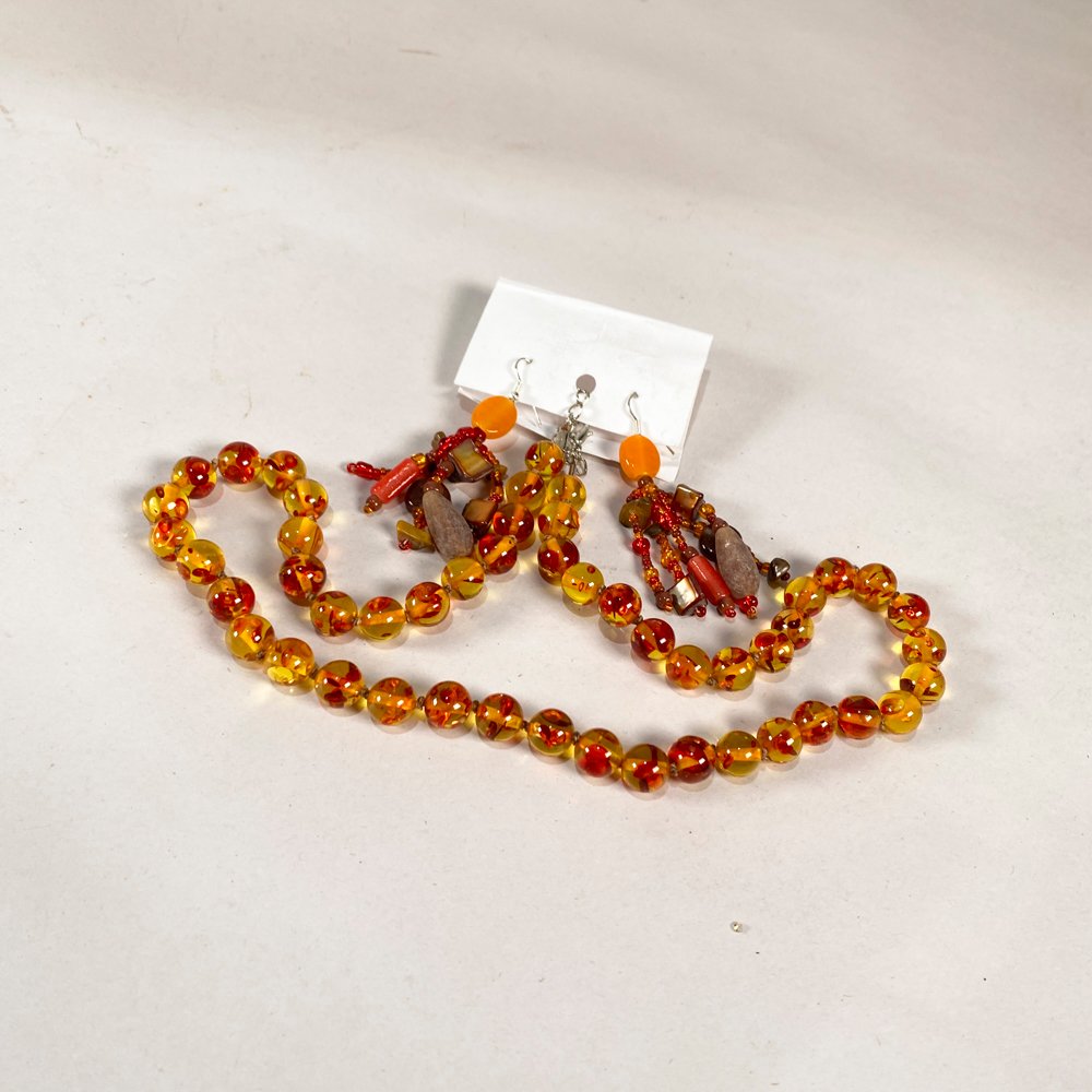 Conjunto de Collar y Aretes Color Ámbar con Detalles