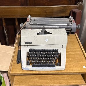 Lote siguiente: Rack y máquina escribir 