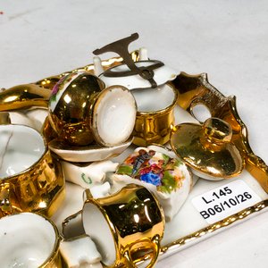 Miniaturas de Porcelana Dorada: Bandeja, Tetera, Tazas y Floreros - imagen 4
