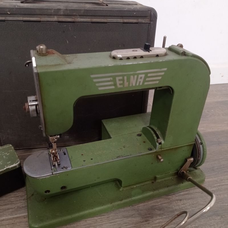 Maquina de coser Elna con estuche y mesa - imagen 3