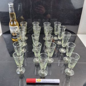Lote siguiente: Set de 19 Copitas de Licor o Chupitos de Vidrio Soplado con Decoración Vegetal Esmerilada