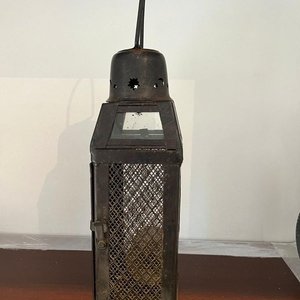 Farol de Hierro Vintage con Detalles Estrellados y Lunares - imagen 3