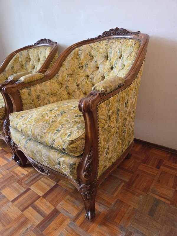 Sillones Luis XV con respaldo capitoneado y estructura en madera esculturada - imagen 4