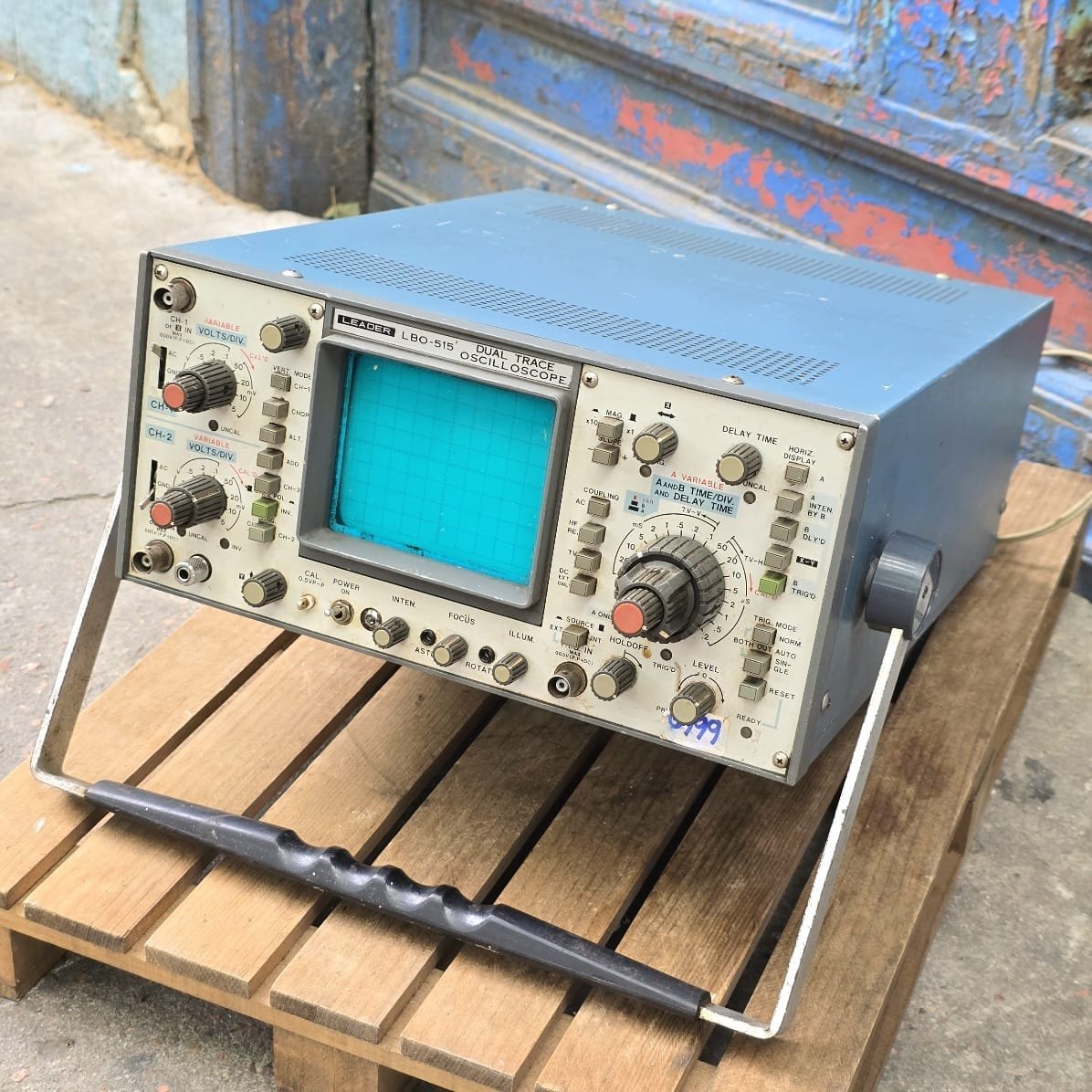 Osciloscopio digital con pantalla azul y múltiples controles - imagen 4
