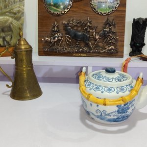 Lote de 7 piezas: Tetera de porcelana, jarra de bronce, cuadro de ciervos y más - imagen 5