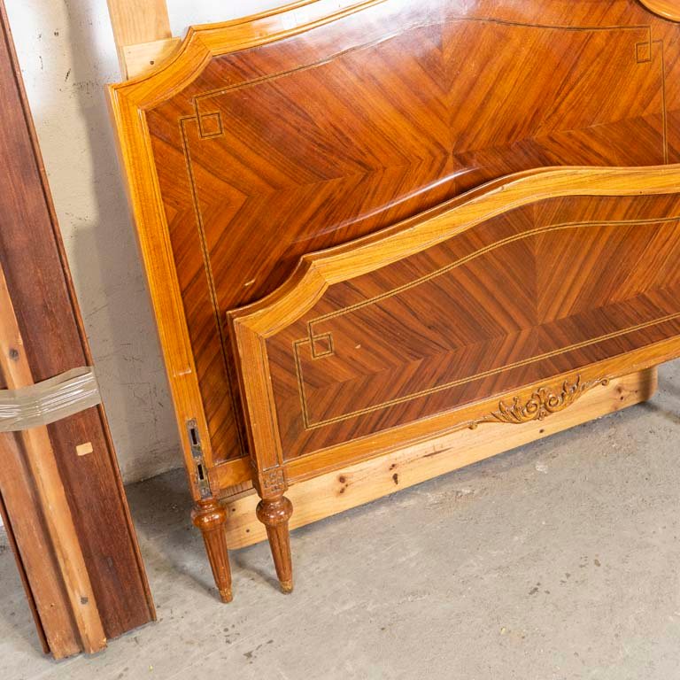 Cama inglesa de una plaza con moldura tallada y marqueterie - imagen 2