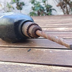 Lote siguiente: Taladro eléctrico Black & Decker con mandril y mecha colocada - Funciona