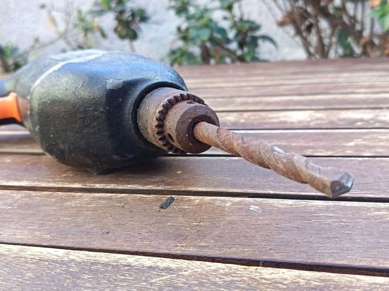 Taladro eléctrico Black & Decker con mandril y mecha colocada - Funciona