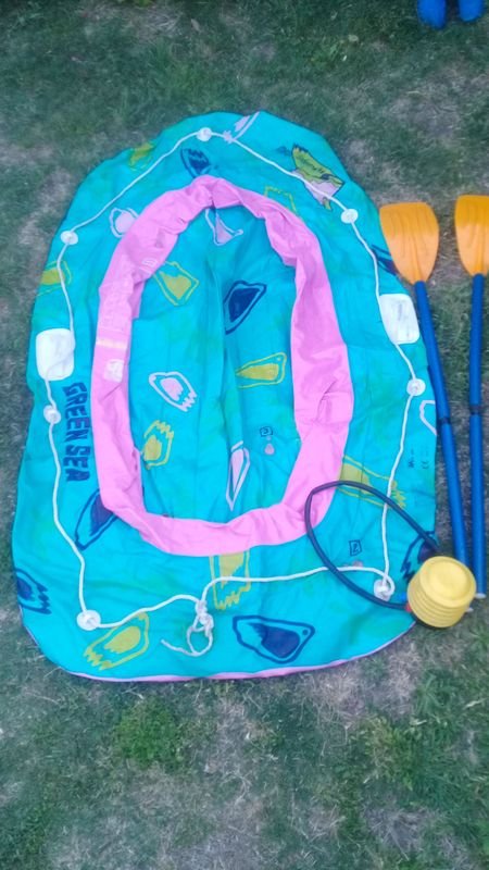 Barco inflable con remos y inflador - imagen 2