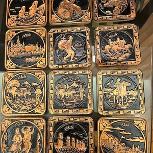 Lote siguiente: Set de 12 Posavasos de Corcho y Cobre con Escenas Típicas de Chile