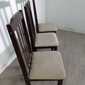 Lote de Cuatro Sillas de Madera con Tapizado Desgastado - imagen 6
