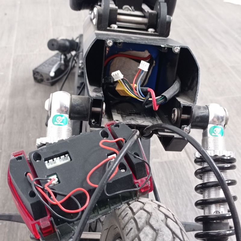 Moto eléctrica Scoobike con doble batería y rueda pinchada - imagen 9