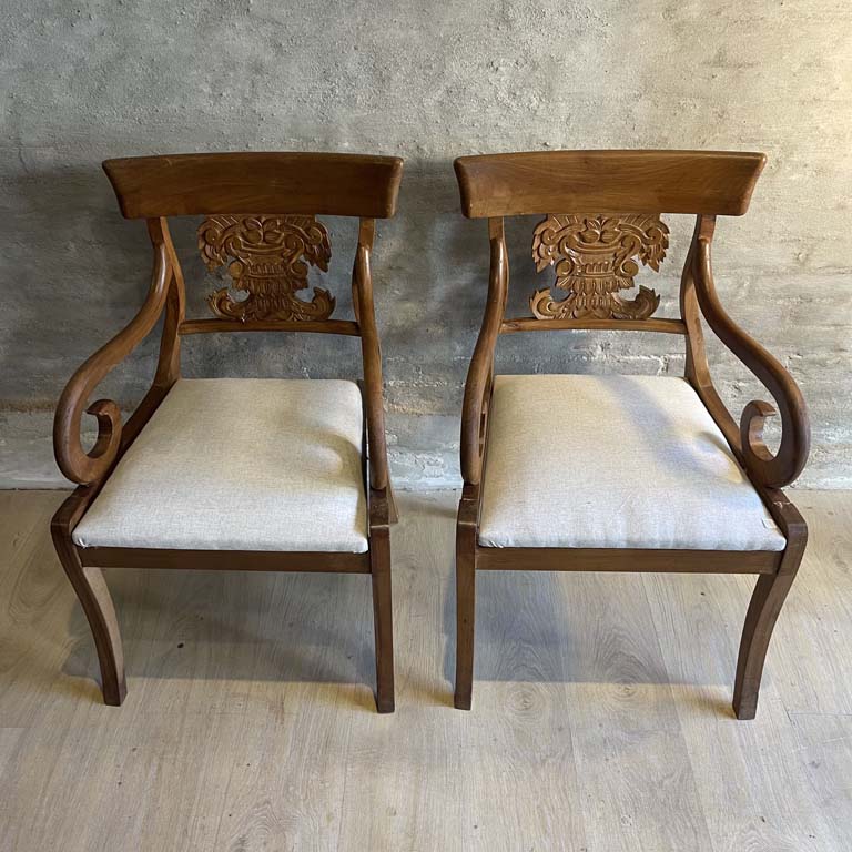 Lote anterior: Dos sillones de diseño con respaldo tallado y asiento tapizado en buen estado