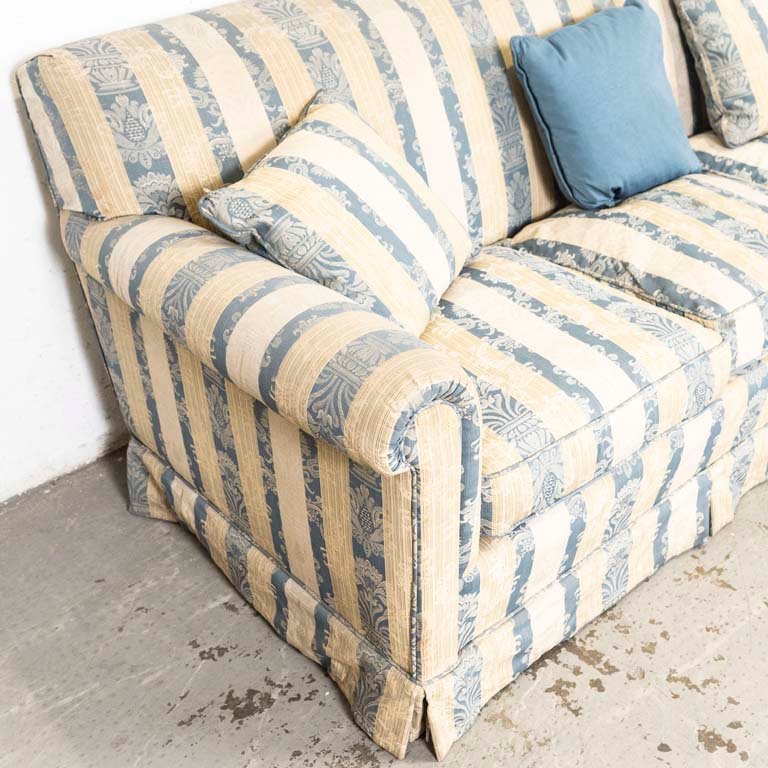 Sofá de tres cuerpos con tapizado a rayas en colores celeste y beige - imagen 2