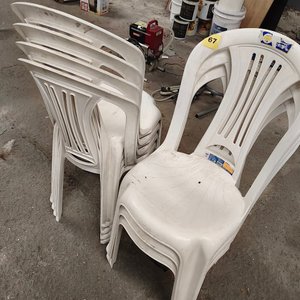 Conjunto de 7 Sillas Plásticas Blancas Apilables - imagen 2
