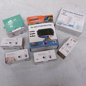 Lote siguiente: Siete piezas ,detallo,4 camaras Smart wifi ,portero electrico y 1 rodillo recargable x pintar ,tido en su estuche original.