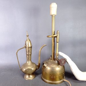 Lote de 2 piezas en bronce: Lámpara Optimus y Tetera decorada - imagen 8