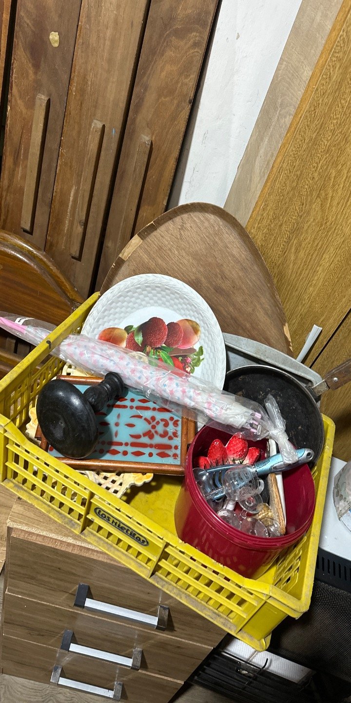 Lote anterior: Cajón de cocina con utensilios y alimentos