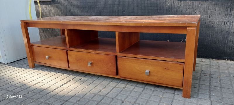 Rack de TV en madera con estantes y cajones - imagen 4