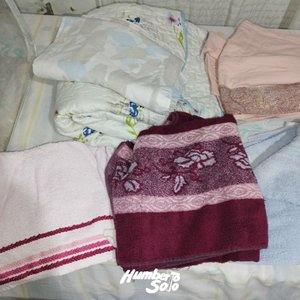 4 toallas, 2 colchas , 2 sábanas y una cortina  - imagen 3