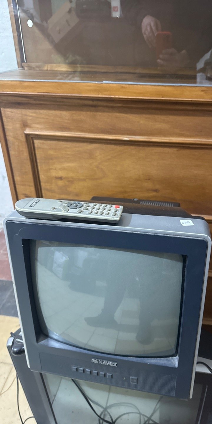 Televisor Panavox de 14 pulgadas con control remoto