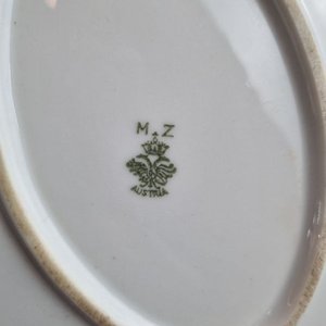 Conjunto de Fuente y Bandeja Ovalada de Porcelana M.Z. Austria con Diseño Floral y Borde Dorado - imagen 4