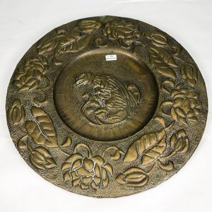 Lote siguiente: Plato de Bronce Repujado con Motivos Florales y Animal Mitológico