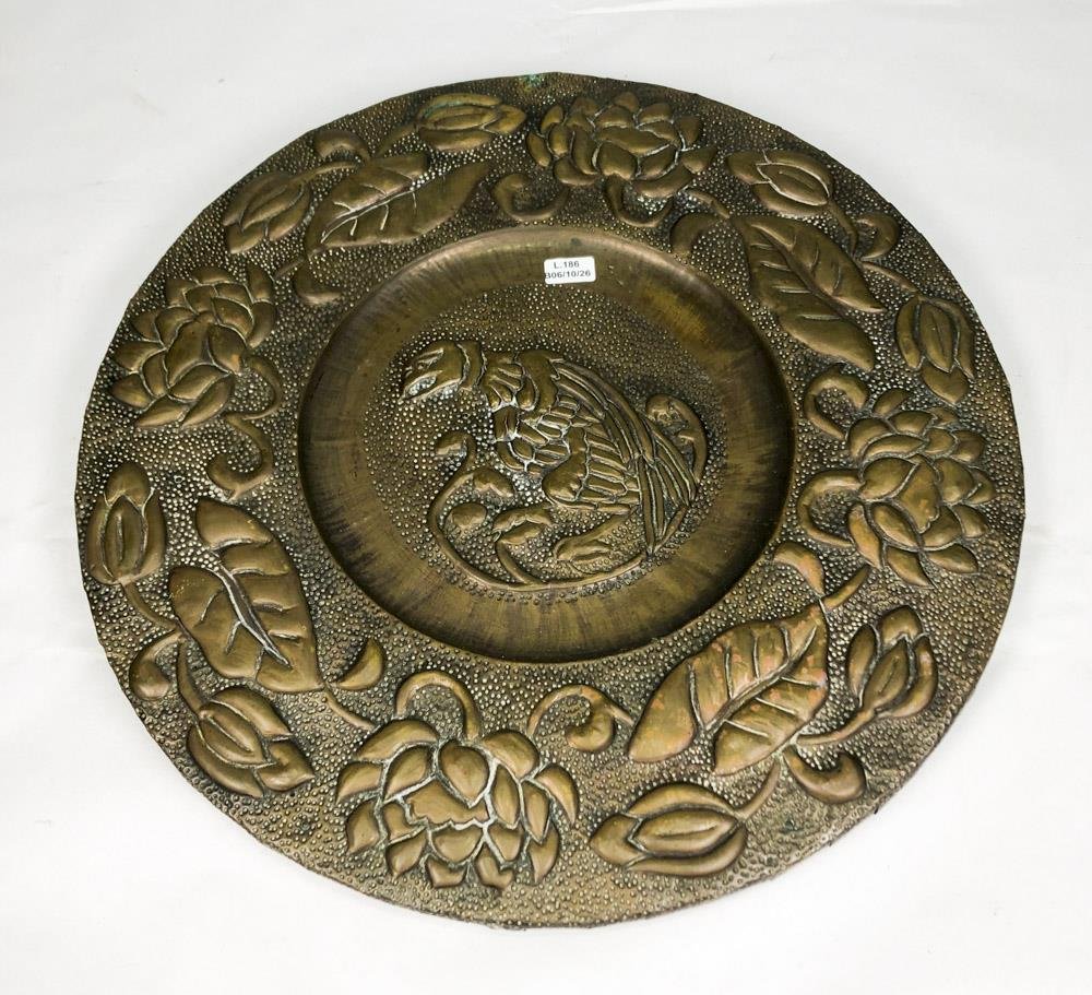 Plato de Bronce Repujado con Motivos Florales y Animal Mitológico