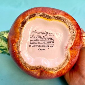 Hermosa tetera sellada . Forma de manzana . Simply Delicivos . Chadwik Miller,Inc (empresa estadounidense importadora).  Tiene alguna restauración .Muy decorativa y coleccionable. Altura aprox: 12.5 cm. - imagen 7