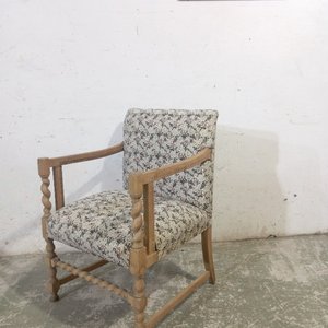 Sillón Estilo Jacobiano con Estructura de Madera Torneada y Tapizado Floral - imagen 3