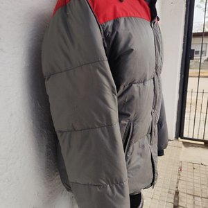 Campera Acolchada Millet Gris y Roja con Capucha - imagen 10