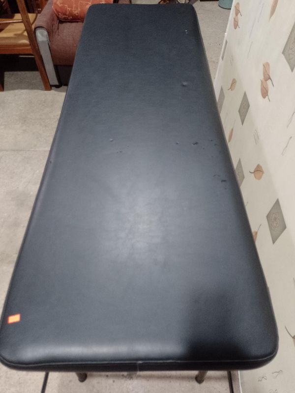 Mueble de mesa y colchón en buen estado - imagen 3