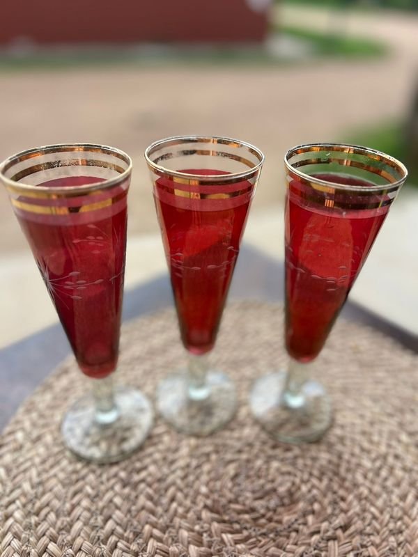 Lote siguiente: Tres Copas de Vino Pequeñas Retro