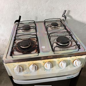 Lote siguiente: Cocina a Gas Tem con Horno y Cuatro Hornallas