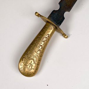 Juego de Cuchillo y Tenedor con Estuche de Bronce Cincelado Floral - imagen 3