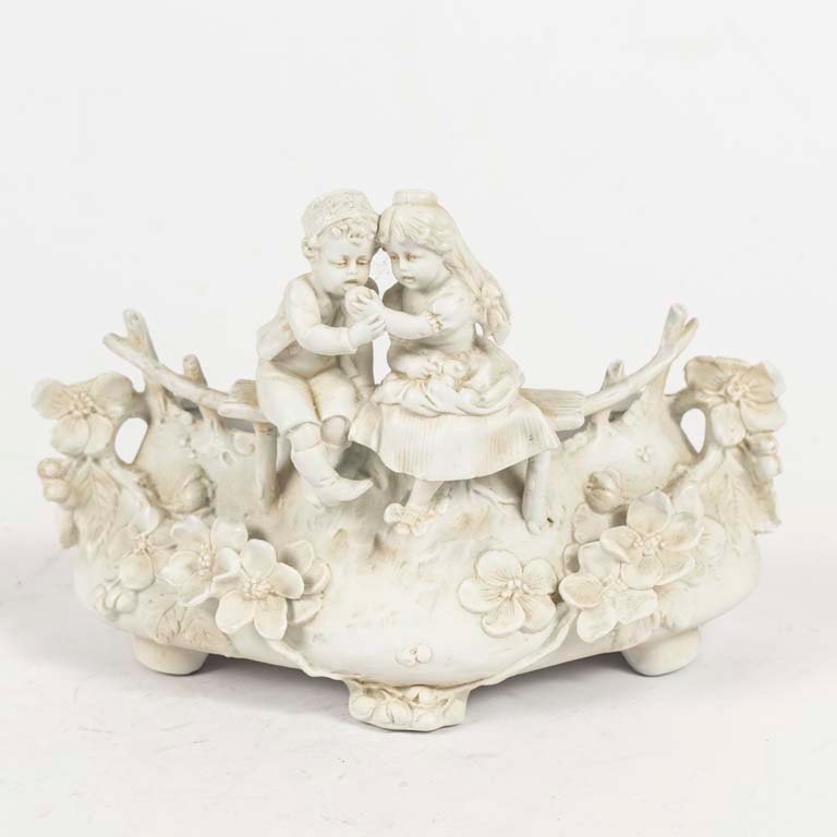Lote anterior: Jardinera de porcelana Biscuit alemana con grupo niños